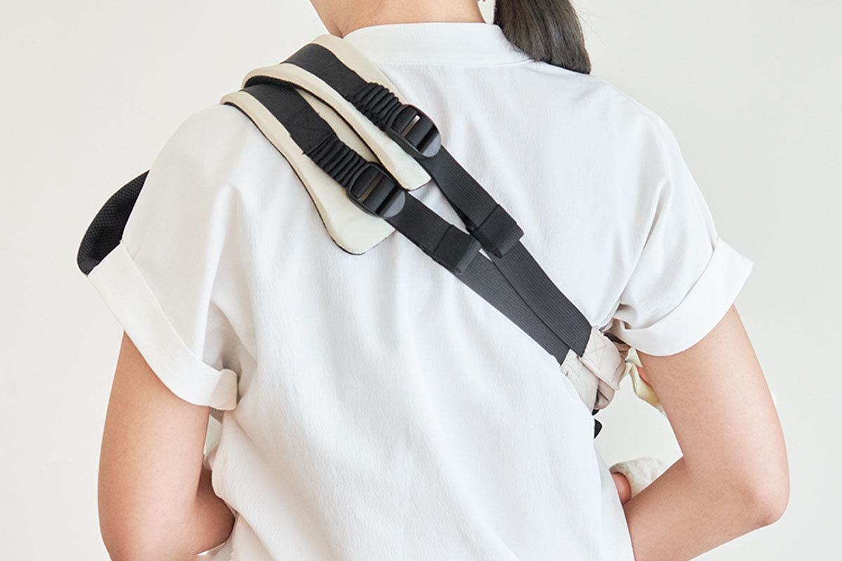 寝かせ抱きはショルダーベルトをたすき掛けにします