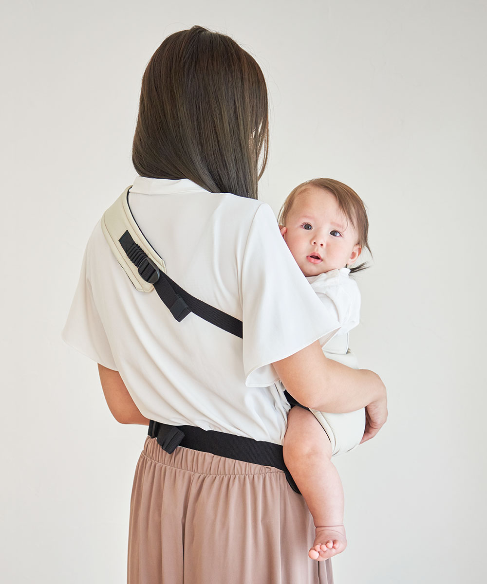 たすき掛けにして
            腰骨に乗せて抱くので
            足元が見えて安全！