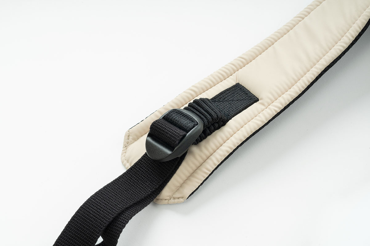 バネは片側だけについています