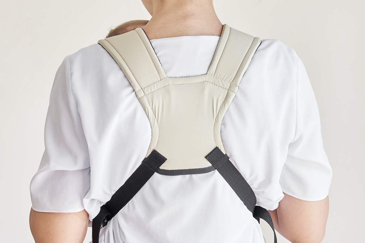 肩甲骨の間に来るパッドが肩への負担を軽減します